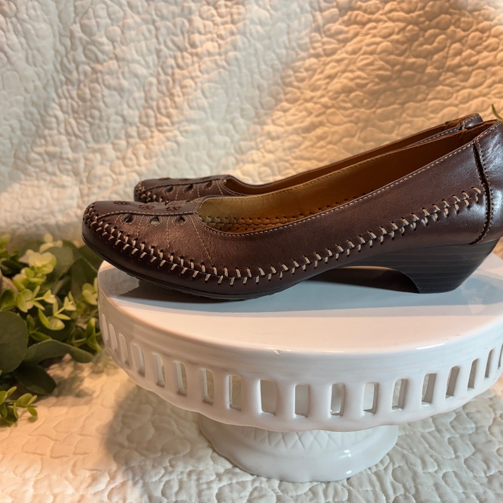 Bass Brown Leather Low Heel Moccasin Style with Floral Accents - Picture 2 of 5
